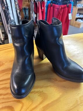 Curfew Women's Black Leather Ankle Zip Booties - Classic Block Heel Size 8 1/2 M